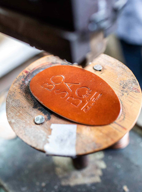atelier réparation chaussure bois cuir